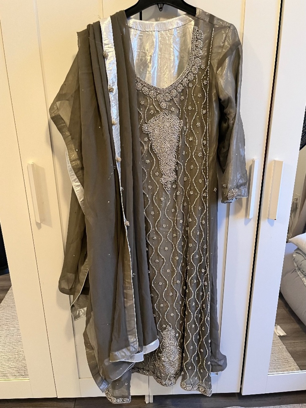 silver gray 3-piece desi dress, salwar qamees, pakistani indian dress